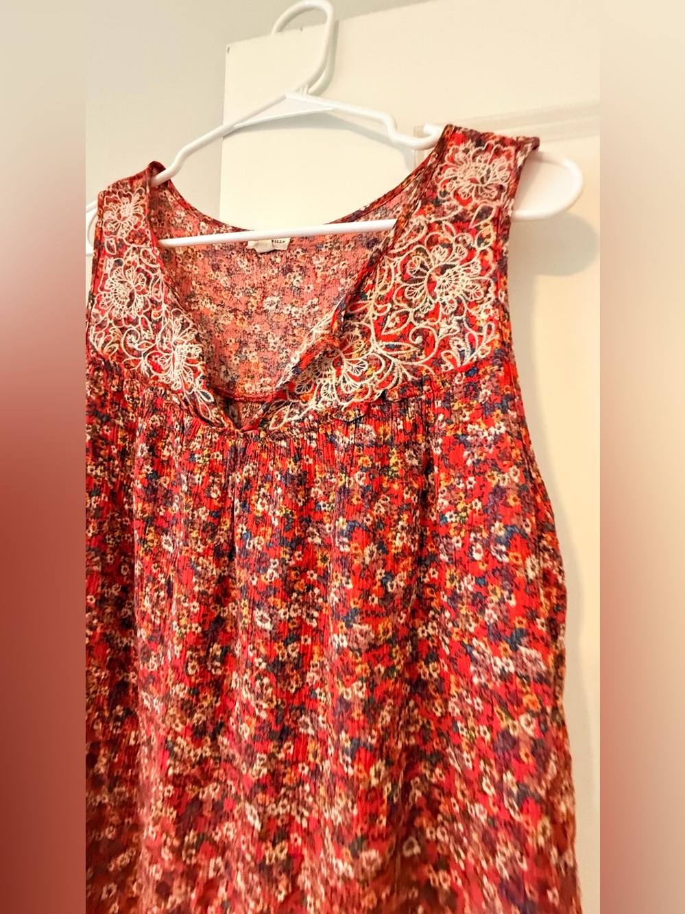 Red Floral Lace-Trim Sleeveless Camisole - Picture 3 of 8